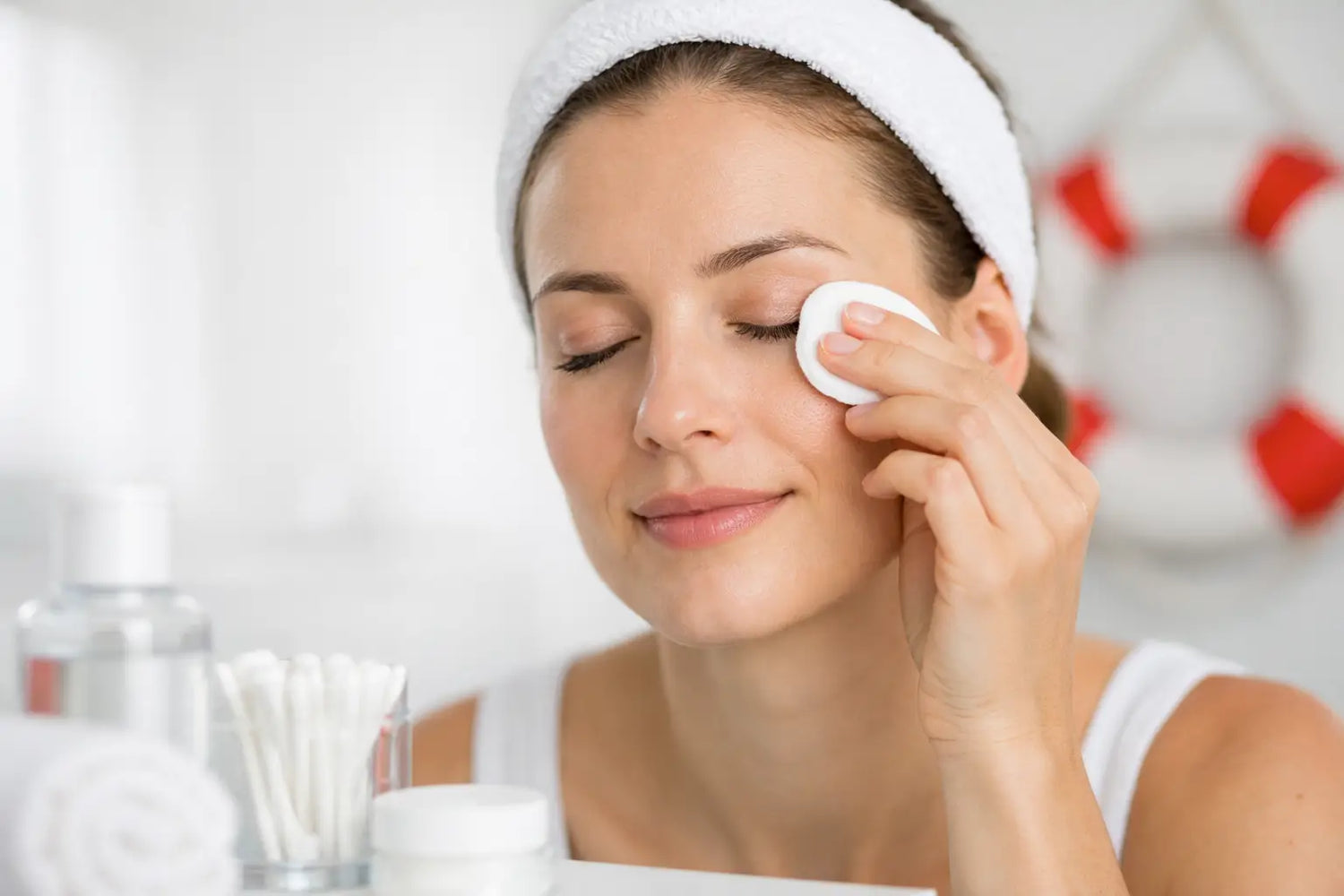 How to Clean Eyelids Safely at Home