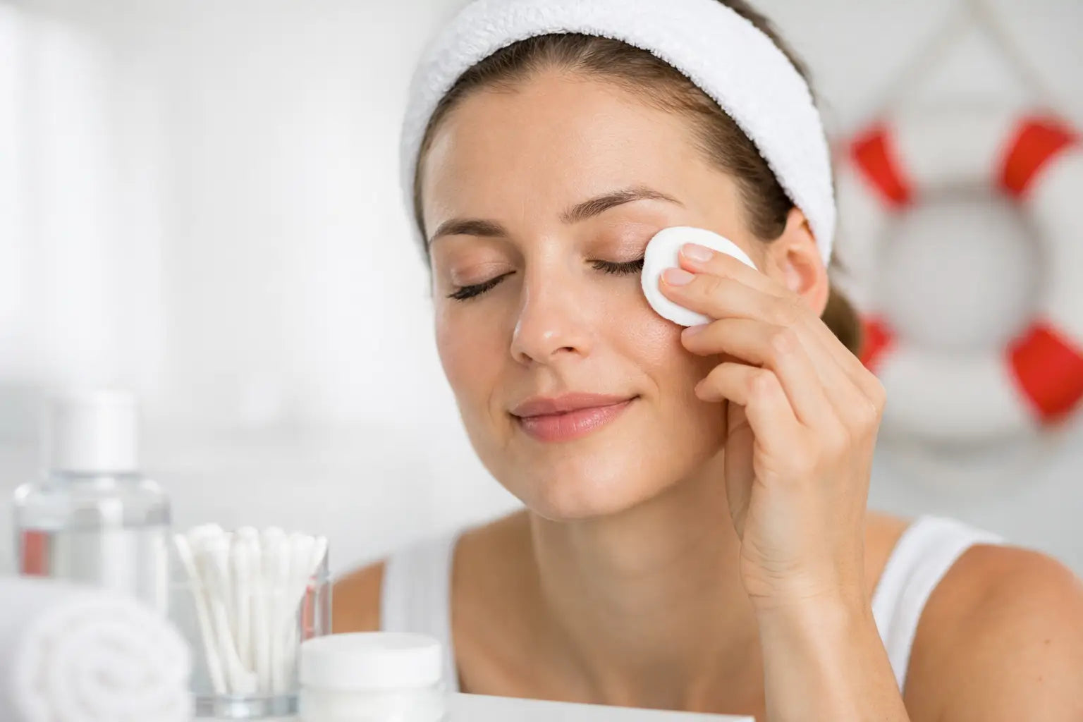 How to Clean Eyelids Safely at Home